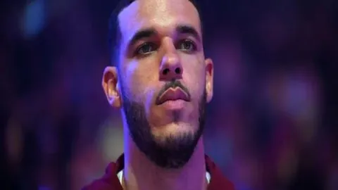 孙兴慜赛场传球受阻，支撑脚深陷草皮引发关注